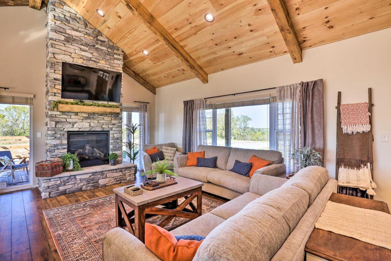 فيلا Chic Williamstown Retreat With Pool And Hot Tub! المظهر الخارجي الصورة