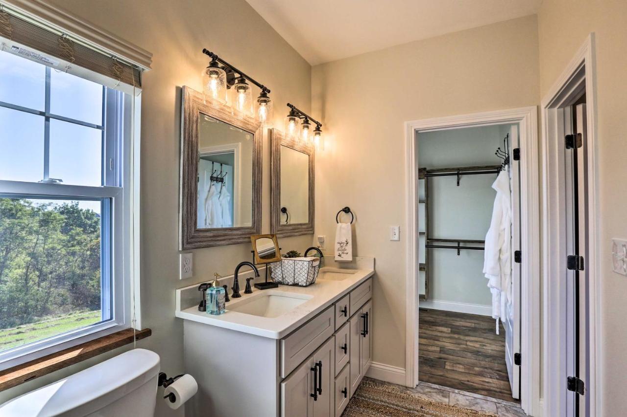 فيلا Chic Williamstown Retreat With Pool And Hot Tub! المظهر الخارجي الصورة