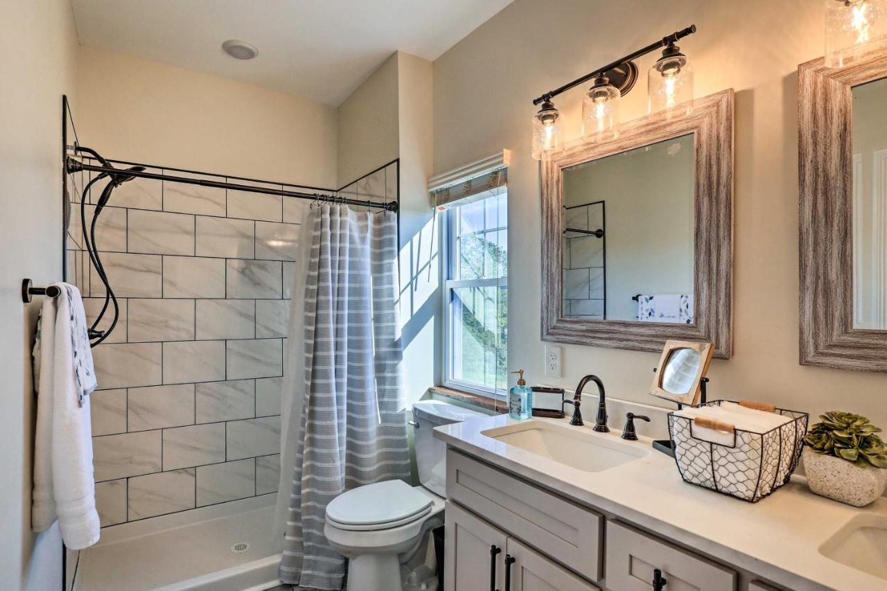 فيلا Chic Williamstown Retreat With Pool And Hot Tub! المظهر الخارجي الصورة