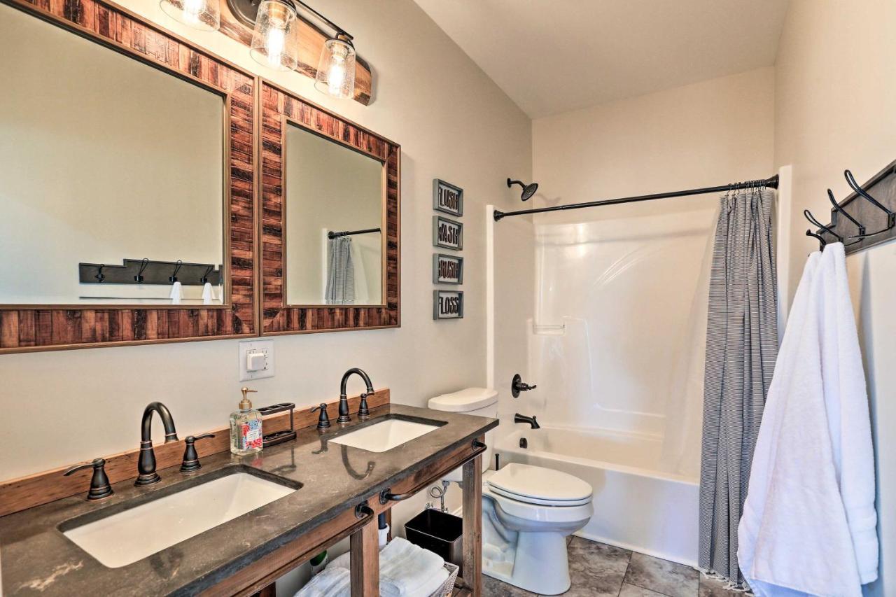 فيلا Chic Williamstown Retreat With Pool And Hot Tub! المظهر الخارجي الصورة