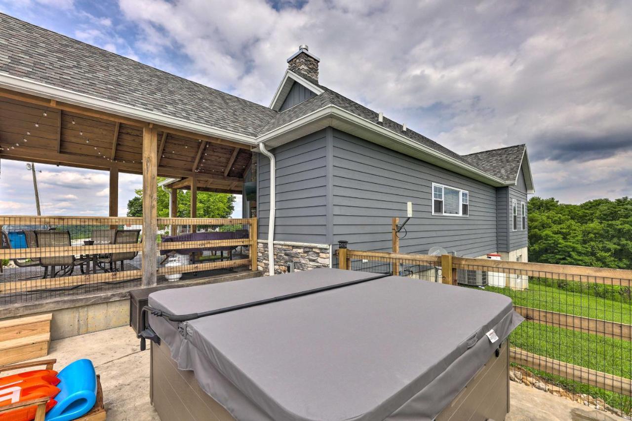 فيلا Chic Williamstown Retreat With Pool And Hot Tub! المظهر الخارجي الصورة
